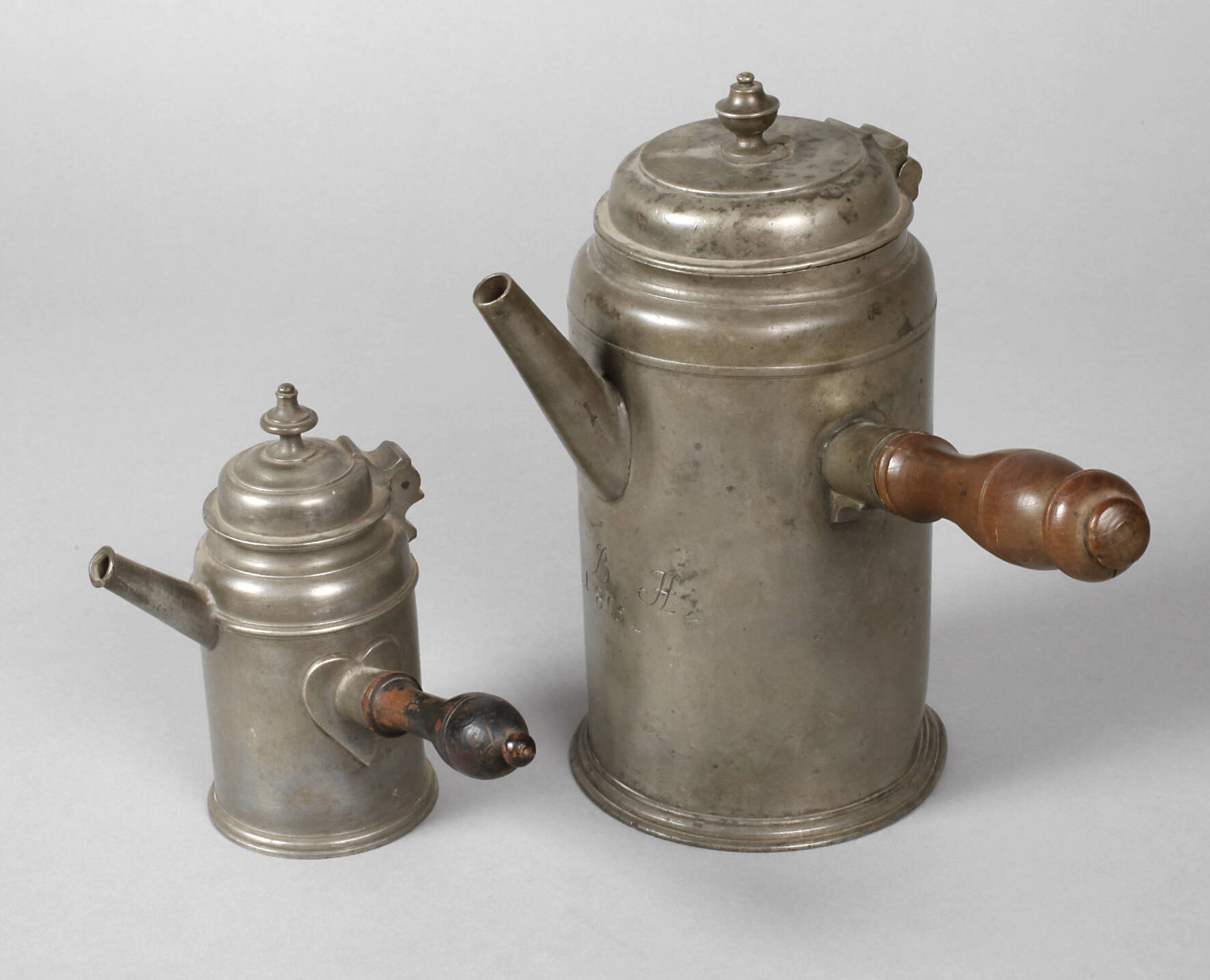 Zwei Schokoladenkannen Zinn