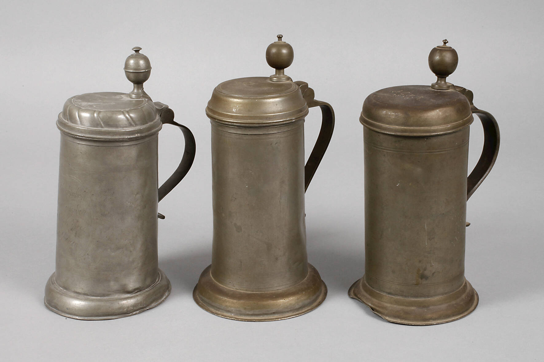 Drei Walzenkrüge Biedermeier Zinn