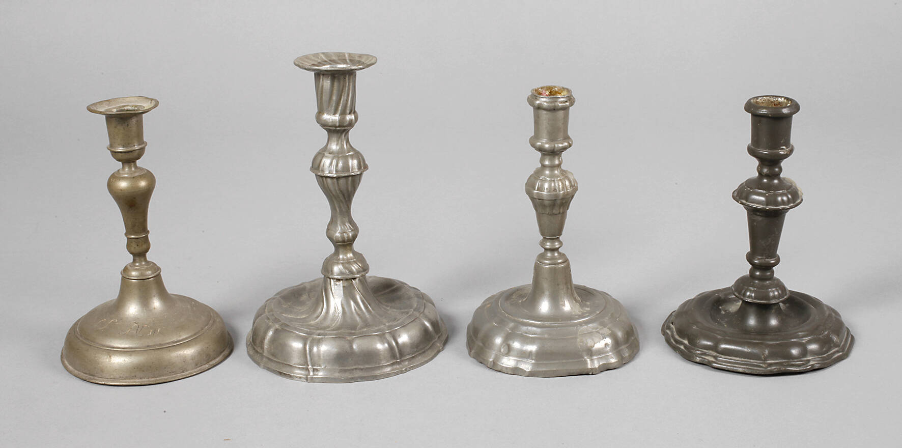 Drei barocke und ein Zinnleuchter Biedermeier