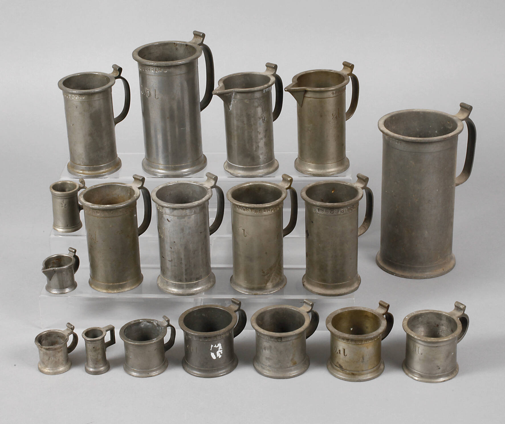 17 Messkrüge und -krüglein