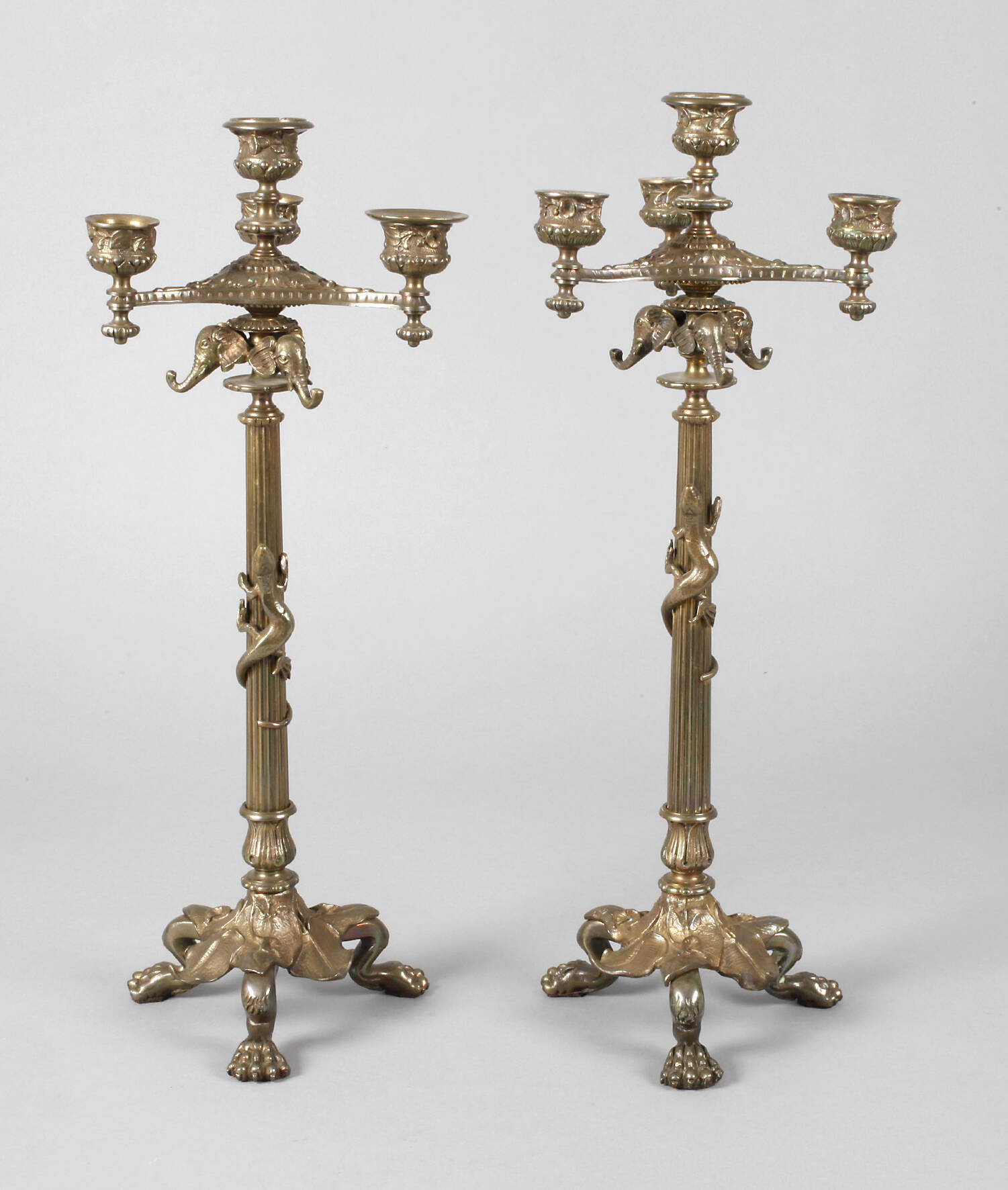 Paar vierflammige Kandelaber mit Tierfiguren
