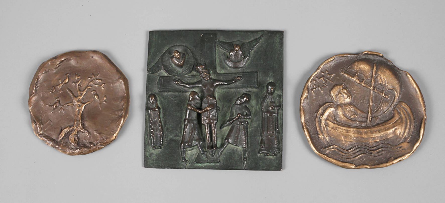 Drei Bronzeplaketten