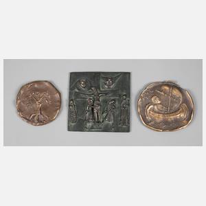 Drei Bronzeplaketten
