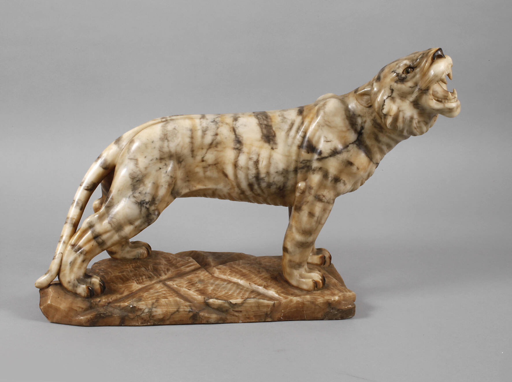 Großer brüllender Königstiger Alabaster