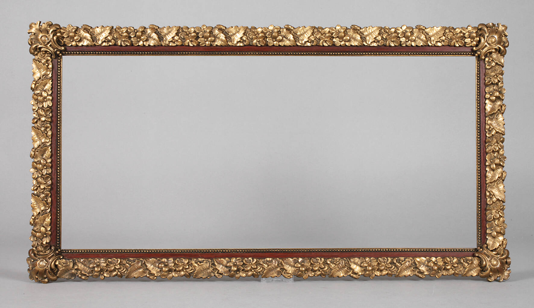 Goldstuckrahmen mit Veilchendekor um 1900