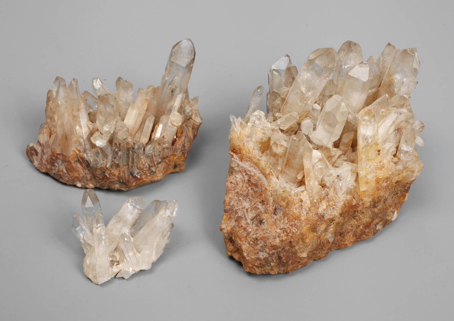 Drei kleine Bergkristallstufen