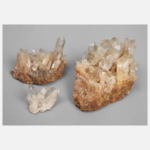 Drei kleine Bergkristallstufen