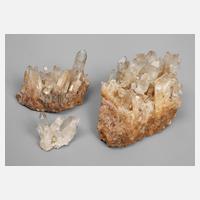 Drei kleine Bergkristallstufen111