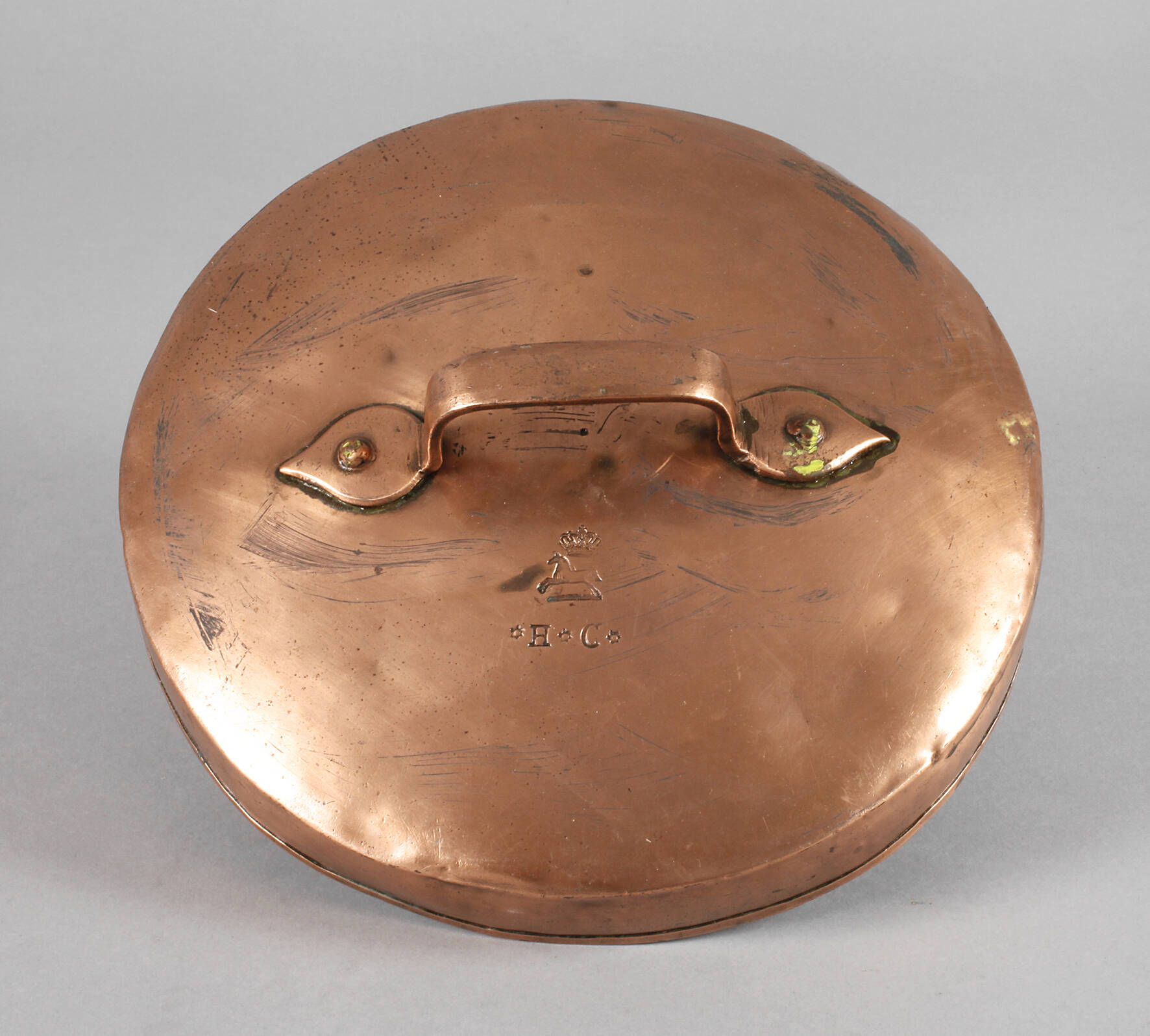 Kupferner Topfdeckel einer Hofkonditorei