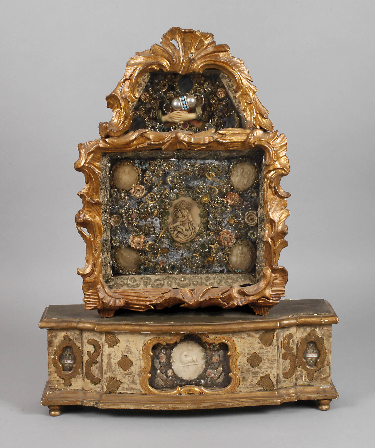 Prächtiger Hausaltar