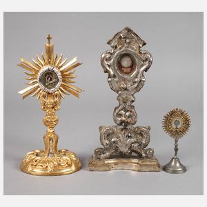 Drei Monstranzen