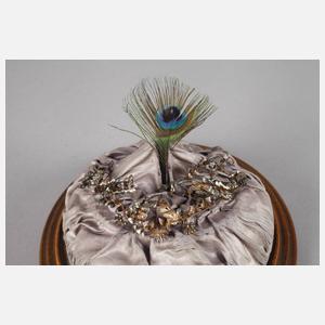 Glassturz mit Geschmeide