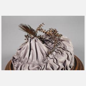 Glassturz mit Geschmeide