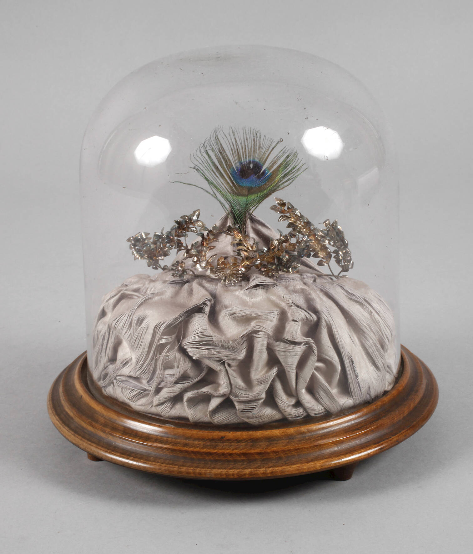 Glassturz mit Geschmeide