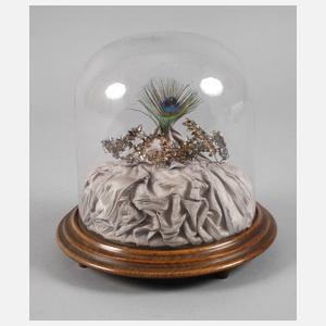 Glassturz mit Geschmeide