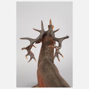 Großer geschnitzter Hirsch