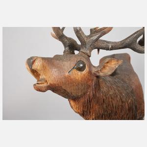 Großer geschnitzter Hirsch
