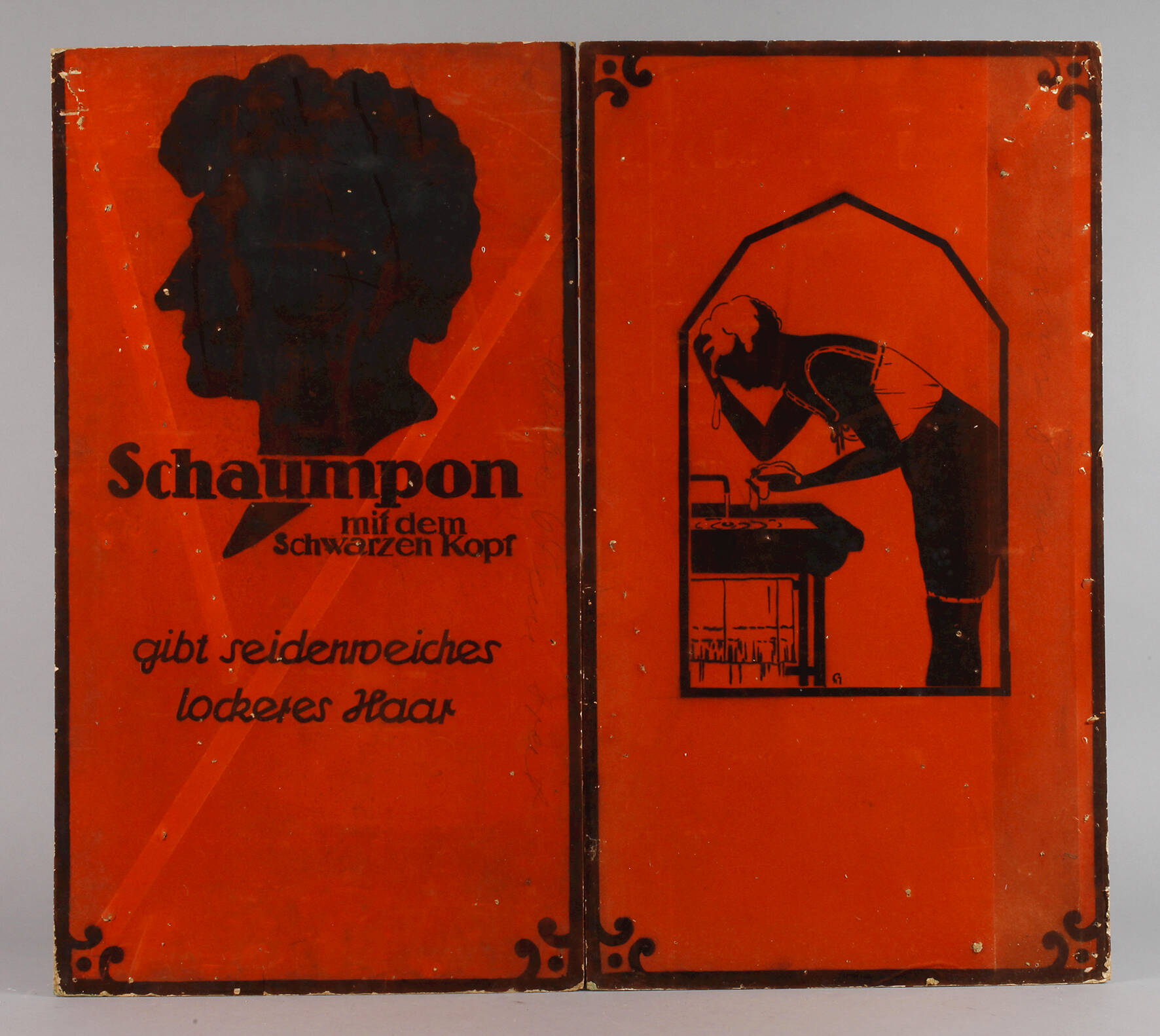 Zwei Pappaufsteller Werbung