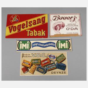 Vier Reklameschilder