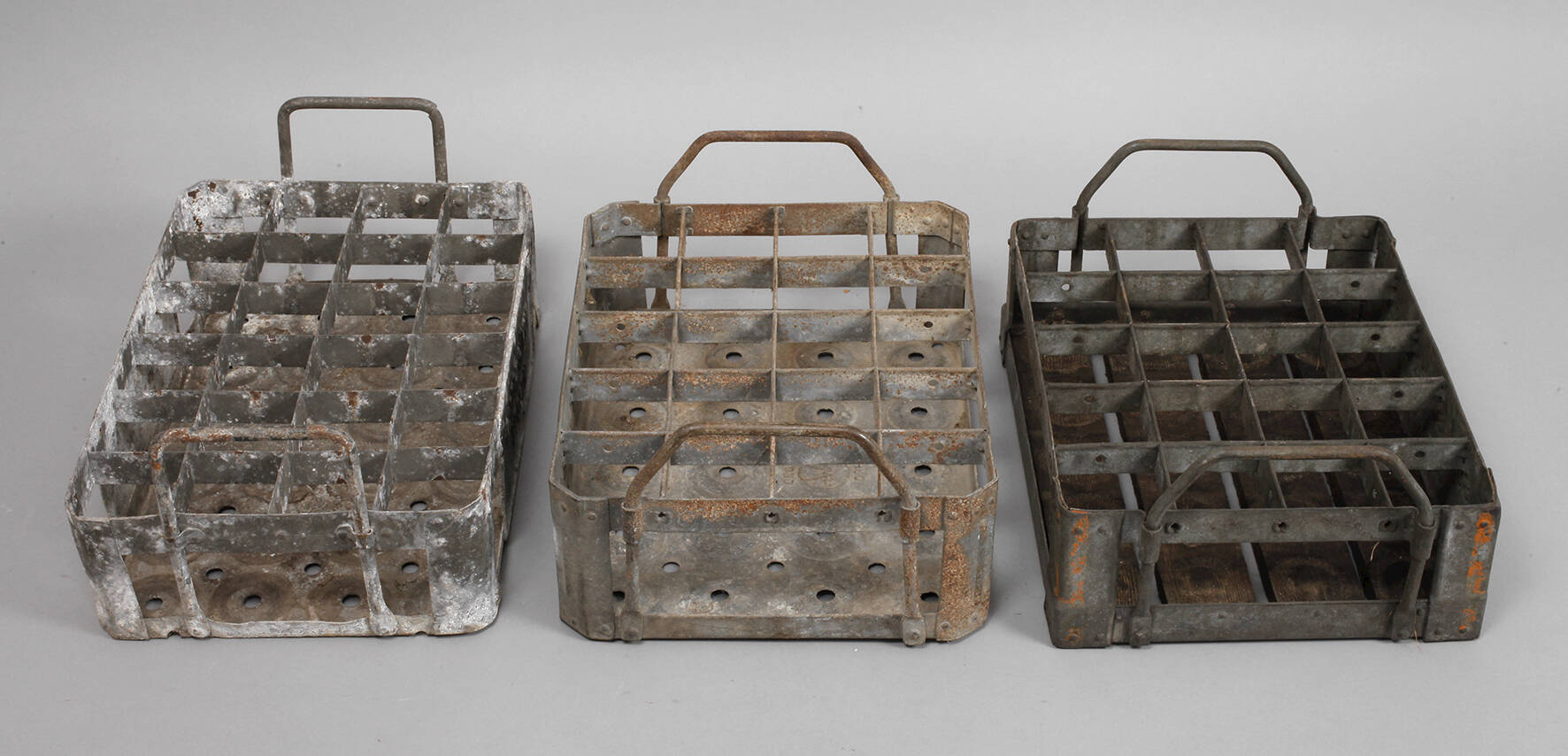 Drei Getränkekästen