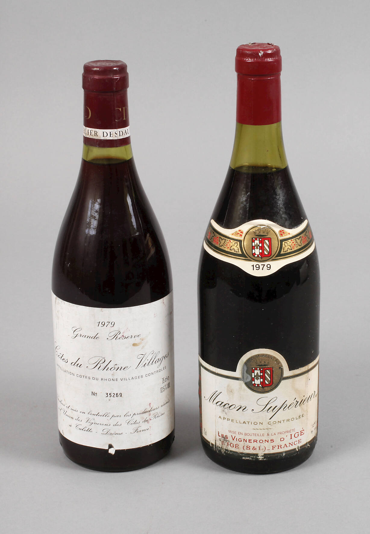 Zwei Flaschen Rotwein