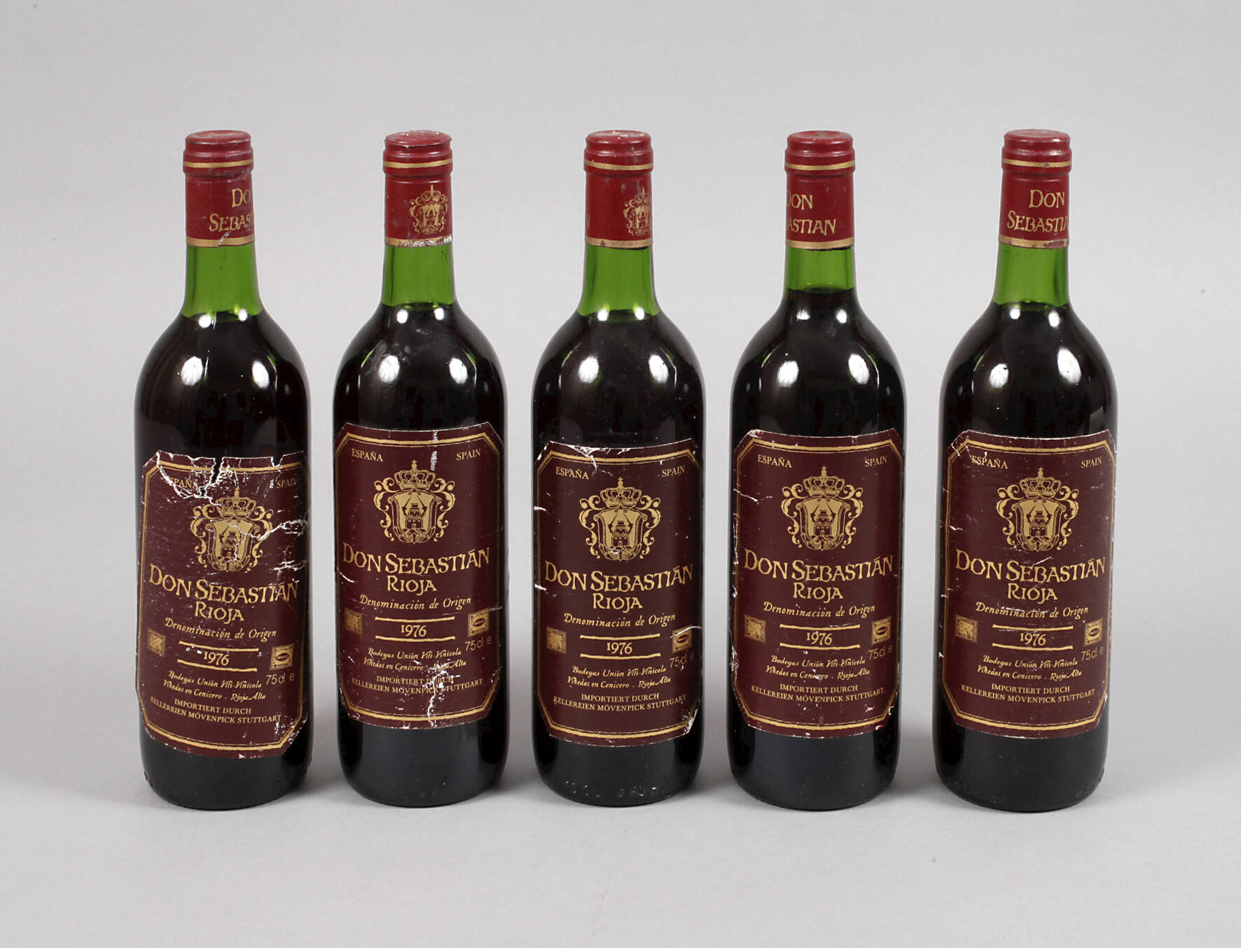 Fünf Flaschen Rotwein