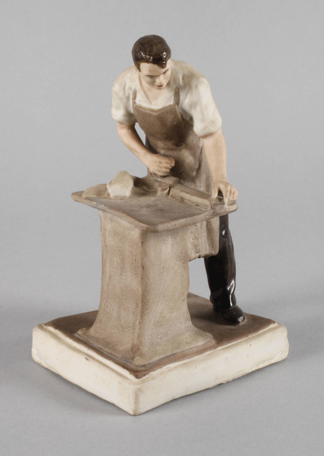 Agitations-Porzellanfigur als Tischler