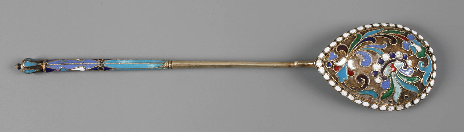 Russischer Silberlöffel mit Email