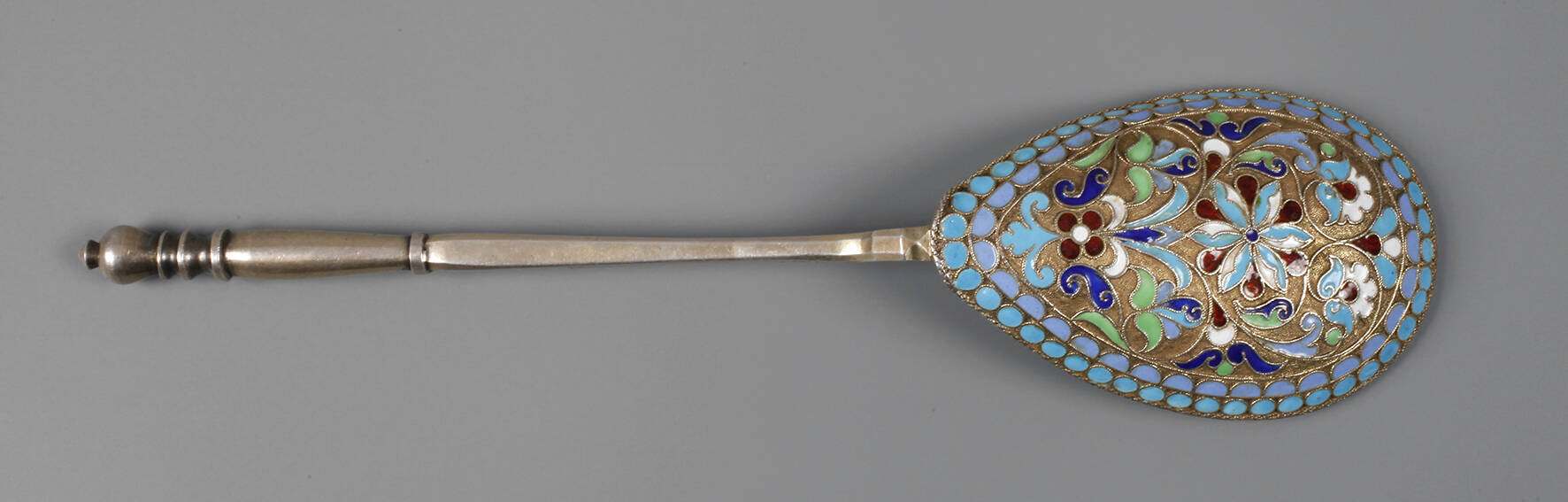 Russischer Silberlöffel mit Email