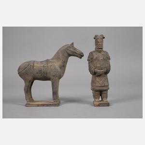 Fünf Tonfiguren im Etui