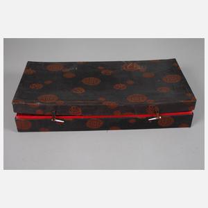 Fünf Tonfiguren im Etui