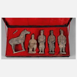 Fünf Tonfiguren im Etui