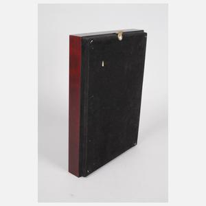 Terrakottaplastik im Schaukasten