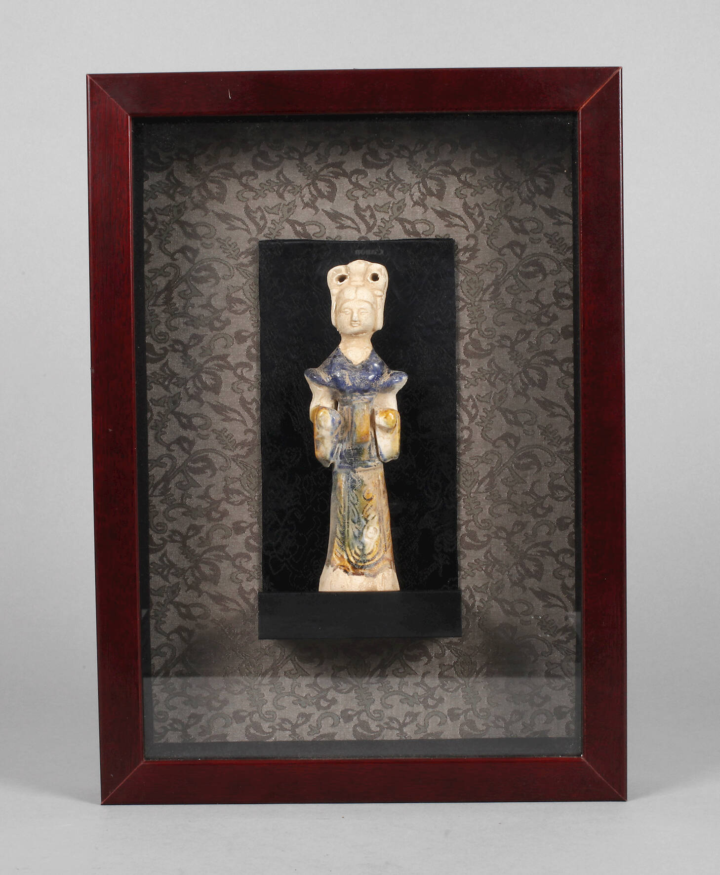 Terrakottaplastik im Schaukasten