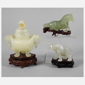 Drei Jadeschnitzereien