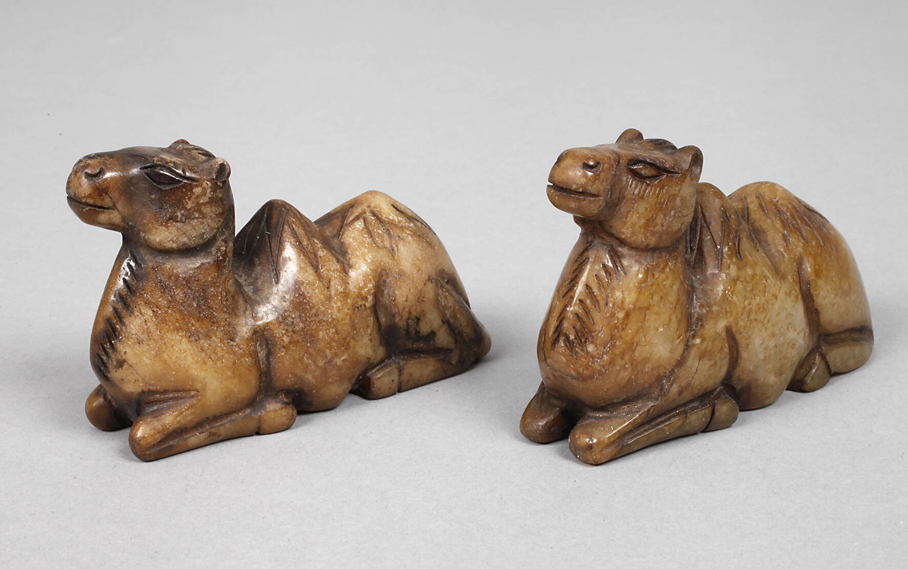 Paar figürliche Steinschnitzereien