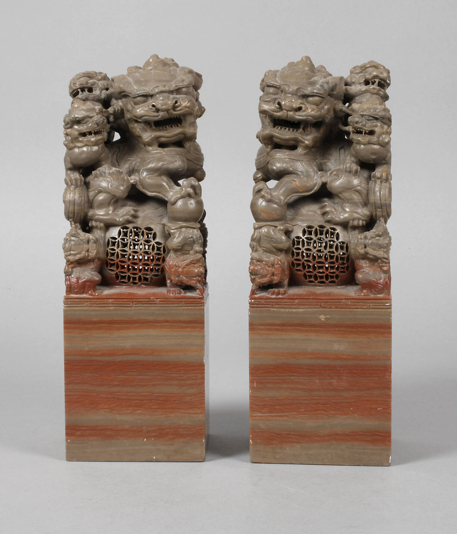 Paar geschnitzte Beisteller