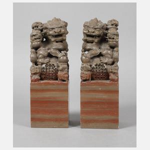 Paar geschnitzte Beisteller