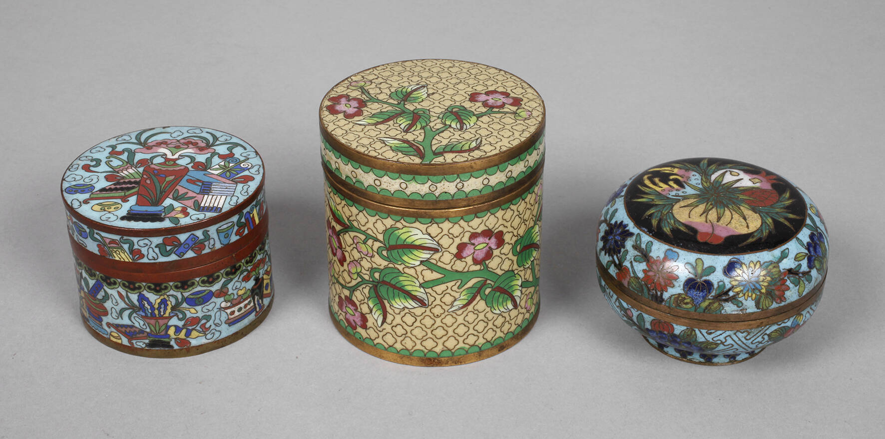 Drei Deckeldosen Cloisonné