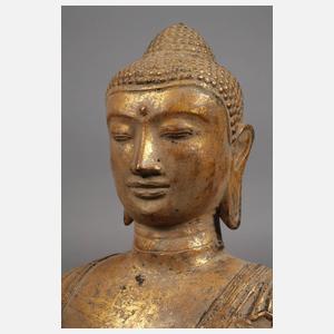 Großer stehender Buddha