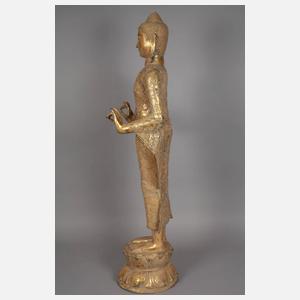 Großer stehender Buddha