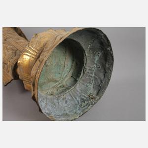 Großer stehender Buddha