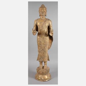 Großer stehender Buddha