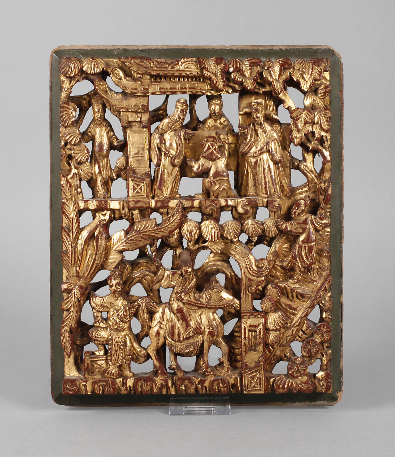 Prächtige Reliefschnitzerei