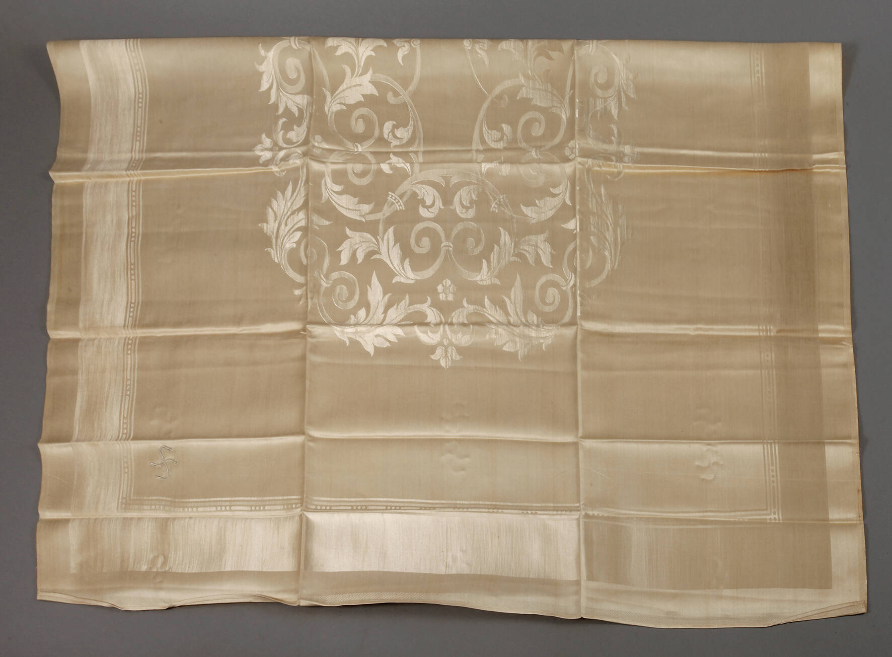 Tischtuch mit Rollwerkdekor