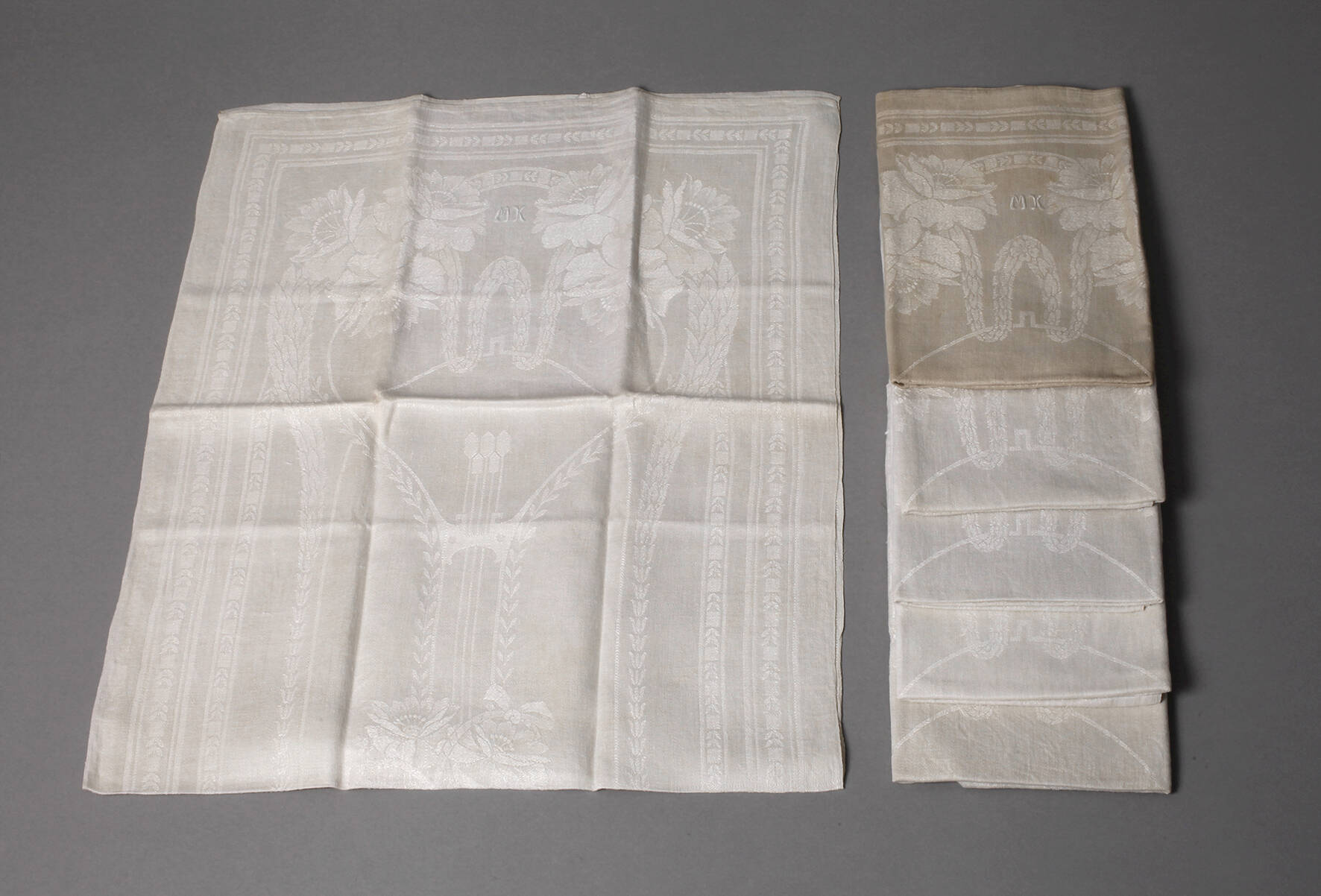 Sechs Handtücher Jugendstil