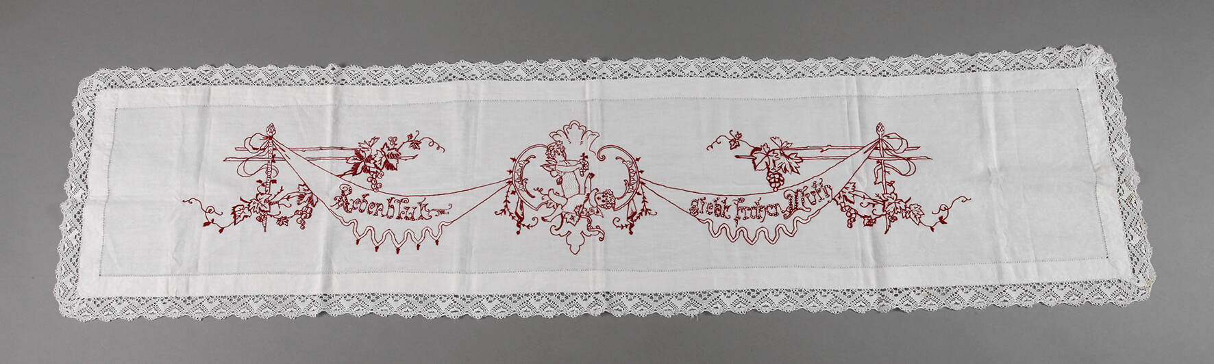 Tischläufer mit Puttenmotiv