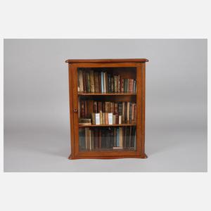 Sammlung Duodez-Büchlein im Vitrinen-Schränkchen