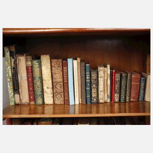 Sammlung Duodez-Büchlein im Vitrinen-Schränkchen