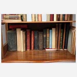 Sammlung Duodez-Büchlein im Vitrinen-Schränkchen